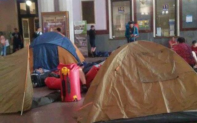Возмущенные туристы разложили палаточный городок во Львове из-за опоздания поезда