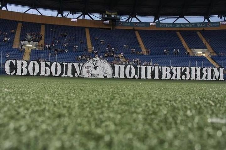 Фанати харківського "Металіст-1925" вивісили банер в підтримку Олега Сенцова: фото