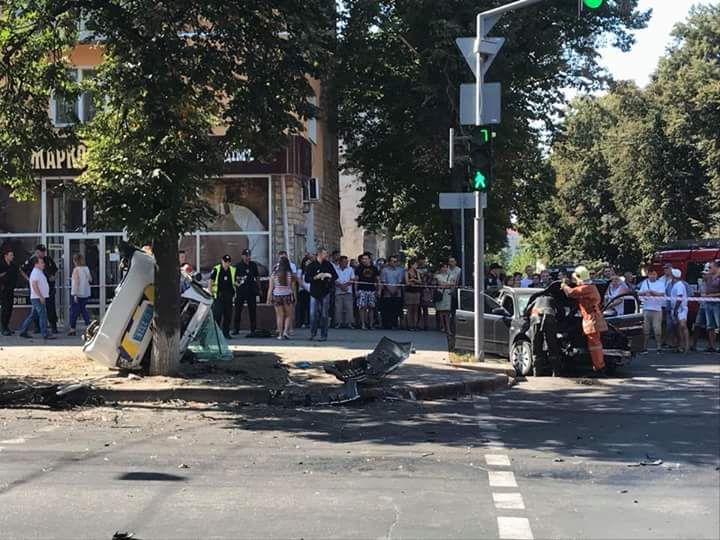 Тіла на тротуарах та калюжі крові: у Сумах трапилась моторошна аварія, відео 18+ Тіла на тротуарах та калюжі крові: у Сумах трапилась моторошна аварія, відео 18+