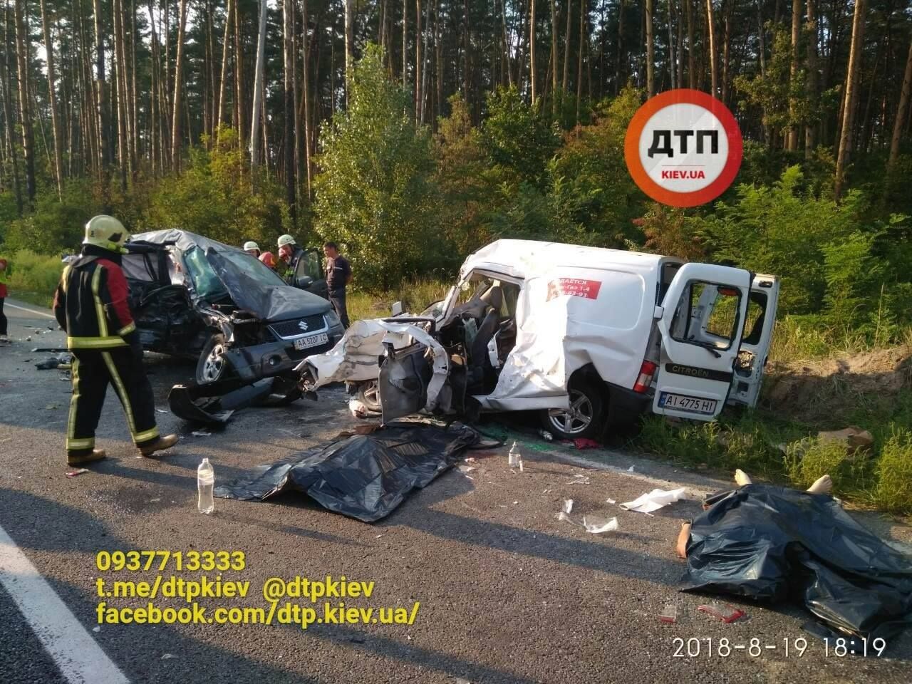 Лобове зіткнення під Києвом: 4 загиблих, 3 постраждалих у важкому стані Лобове зіткнення під Києвом: 4 загиблих, 3 постраждалих у важкому стані