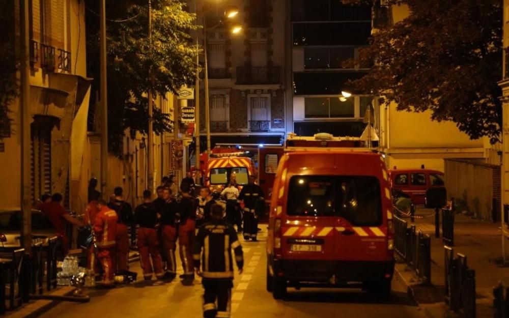 Более 20 человек пострадали в результате пожара в доме в пригороде Парижа