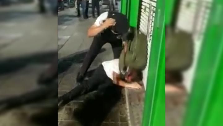 Поліцейські побили нетверезу пару в аеропорту Москви: відео 18+ Поліцейські побили нетверезу пару в аеропорту Москви: відео 18+