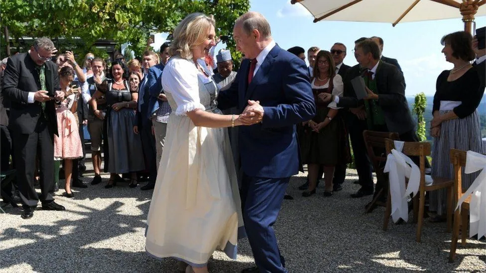 Глава МЗС Австрії Карін Кнайсль продемонструвала, що Путін був почесним гостем на її весіллі