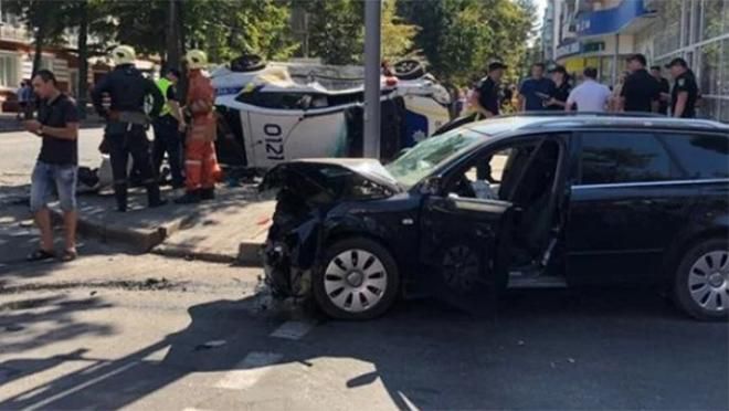 Люди стікали кров'ю на тротуарі: відео моторошної аварії у Сумах з авто поліції (18+) Люди стікали кров'ю на тротуарі: відео моторошної аварії у Сумах з авто поліції (18+)