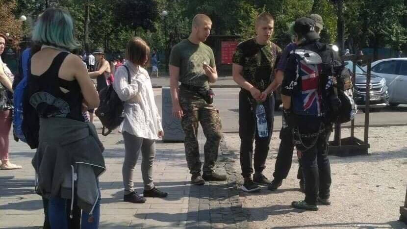 В Киеве неизвестные в камуфляже напали на девушку за внешность, у нее химический ожог