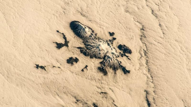 Астронавт показав фото вулканів, зроблене із космосу Астронавт показав фото вулканів, зроблене із космосу