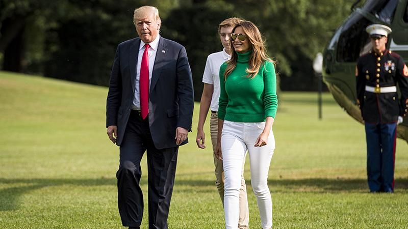 Мелания Трамп показала будничный наряд с кроссовками: эффектные фото