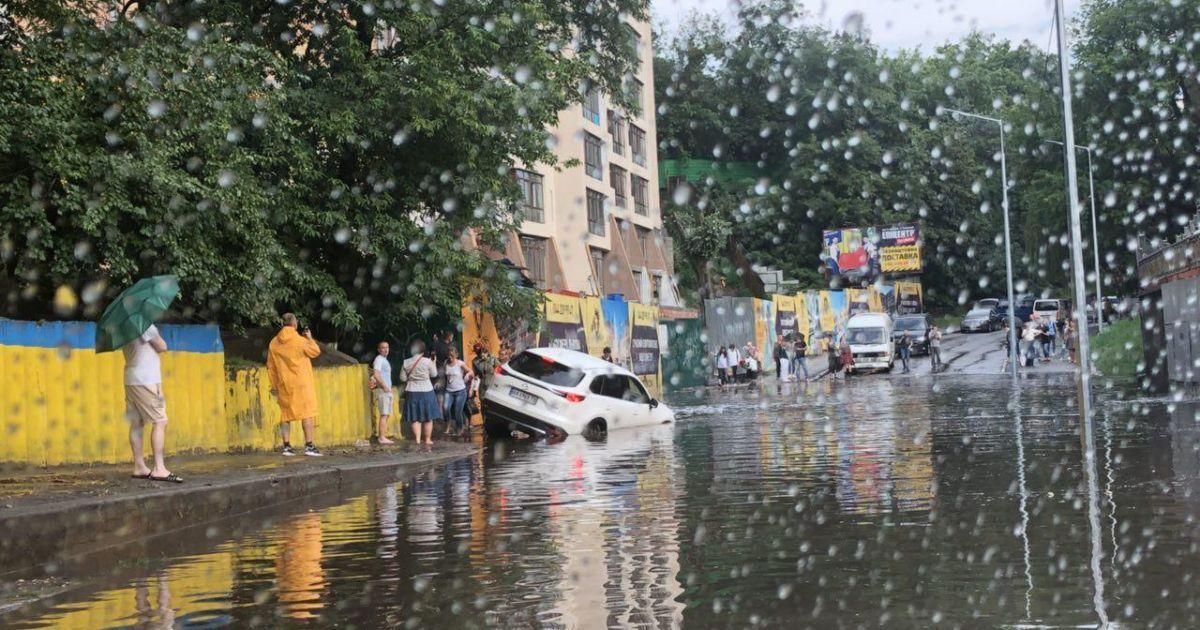 Автомобілі-кораблі і 25 років корупції в Києві: що радить КМДА водіям робити у зливу