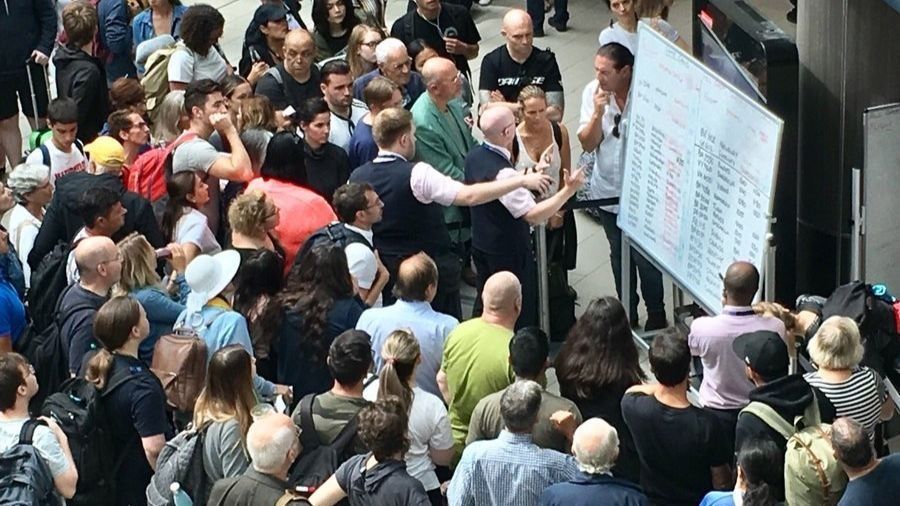 Как в давние времена: расписание рейсов в аэропорту Лондона пишут маркером на доске Как в давние времена: расписание рейсов в аэропорту Лондона пишут маркером на доске