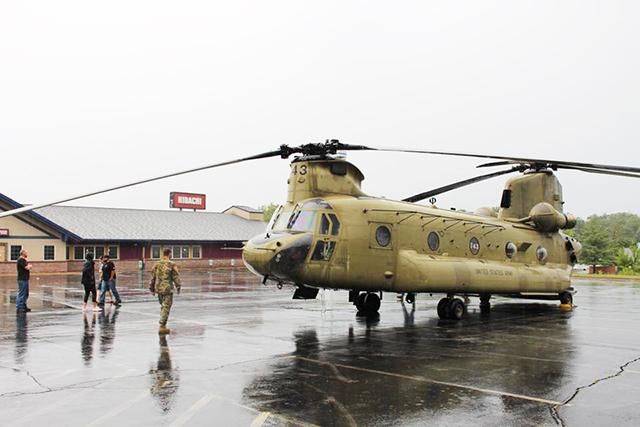 Військовий вертоліт зробив екстрену посадку біля бару у США: фото Військовий вертоліт зробив екстрену посадку біля бару у США: фото