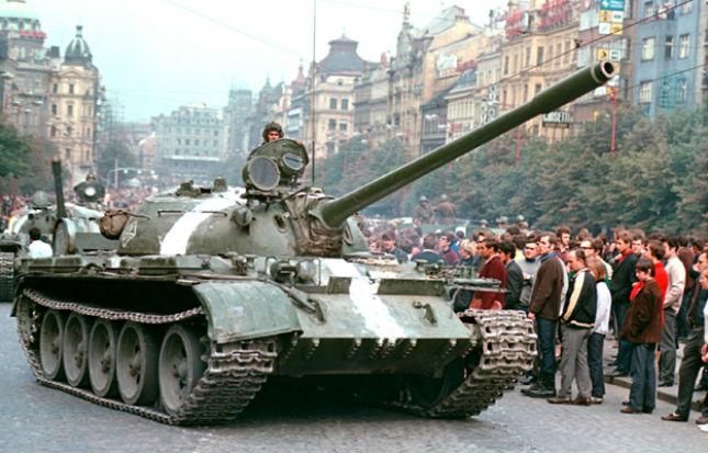 Советские пули летали над головами людей: 50 годовщина оккупации Чехословакии