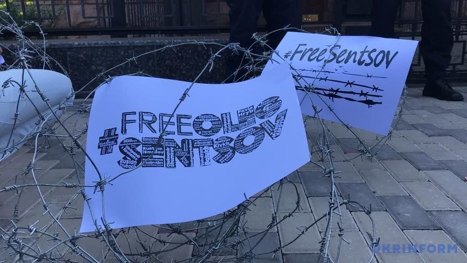 100-й день голодування: під посольством Росії в Києві провели акцію на підтримку Сенцова