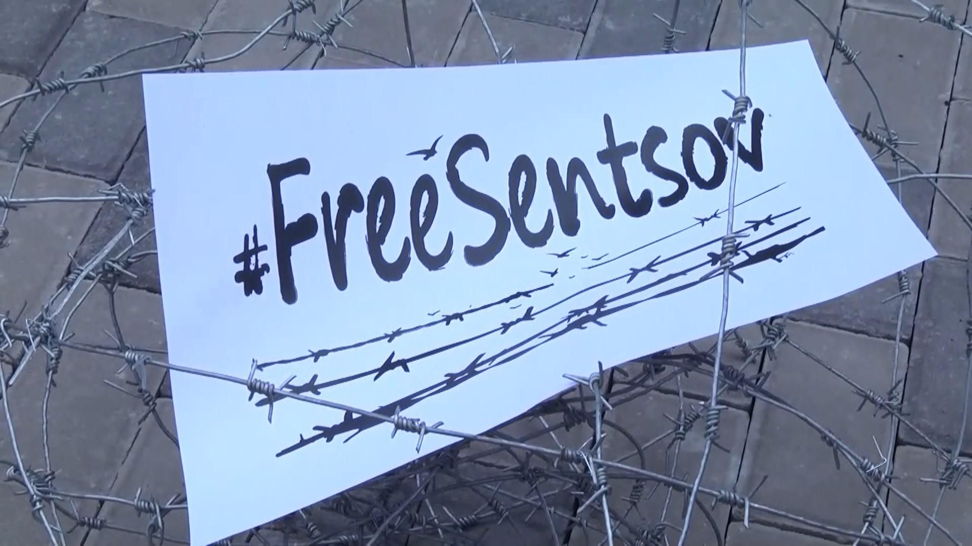 Во время акции в поддержку Сенцова зачитали трогательное письмо режиссеру: видео Во время акции в поддержку Сенцова зачитали трогательное письмо режиссеру: видео