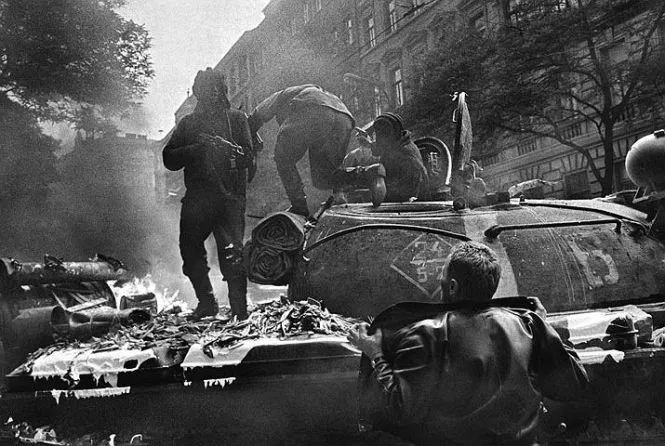 Пражани підходили до радянських танків і намагалися поговорити із солдатами