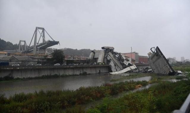 Обвал моста в Генуе: появилось видео момента страшной катастрофы