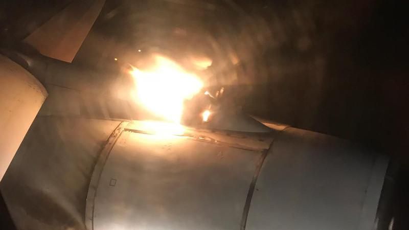У Росії  загорівся літак прямо у небі: відео 