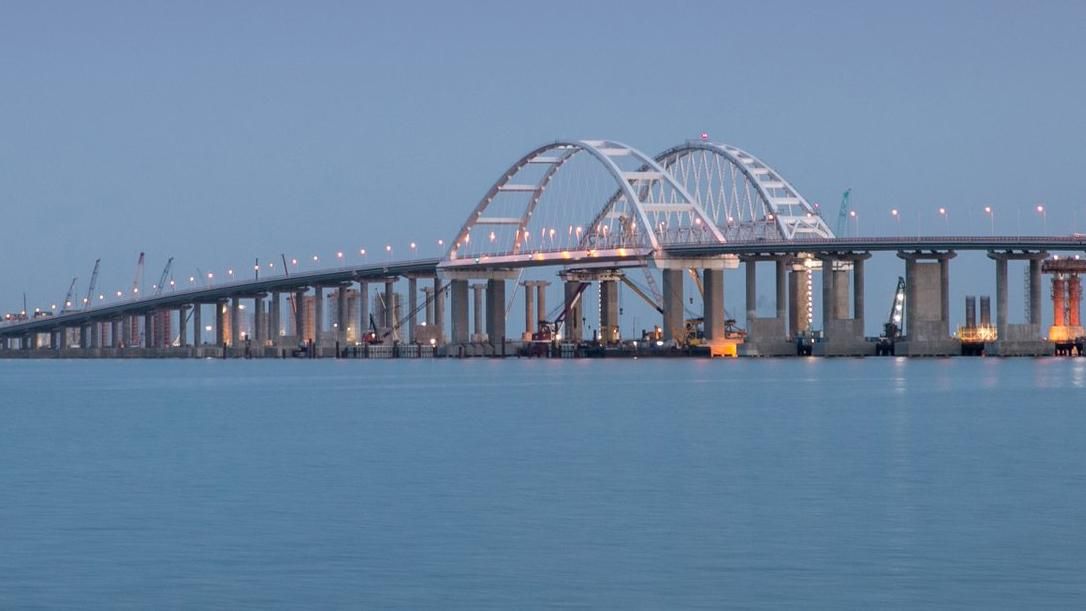 Путін підготував нагороди для будівельників Кримського мосту: фото Путін підготував нагороди для будівельників Кримського мосту: фото