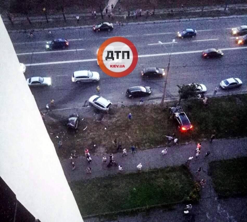 ДТП на Дніпровській набережній у Києві: з’явилось відео, як водій BMW їздив містом до аварії