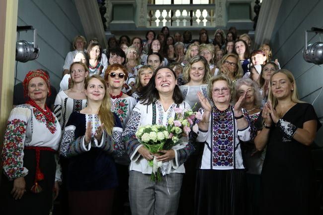 Во Львове дизайнер одела в вышиванки учителей украинских школ: яркое видео Во Львове дизайнер одела в вышиванки учителей украинских школ: яркое видео