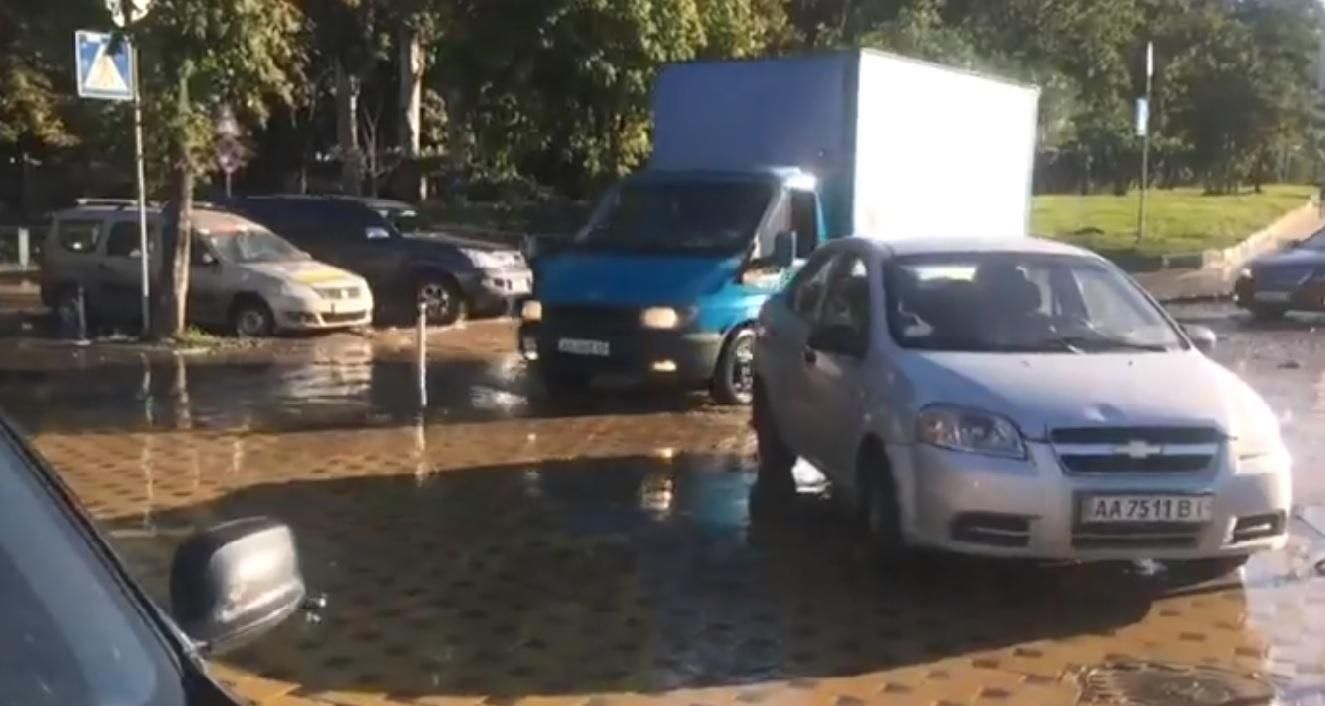 У Києві вулицю залило окропом внаслідок прориву труби