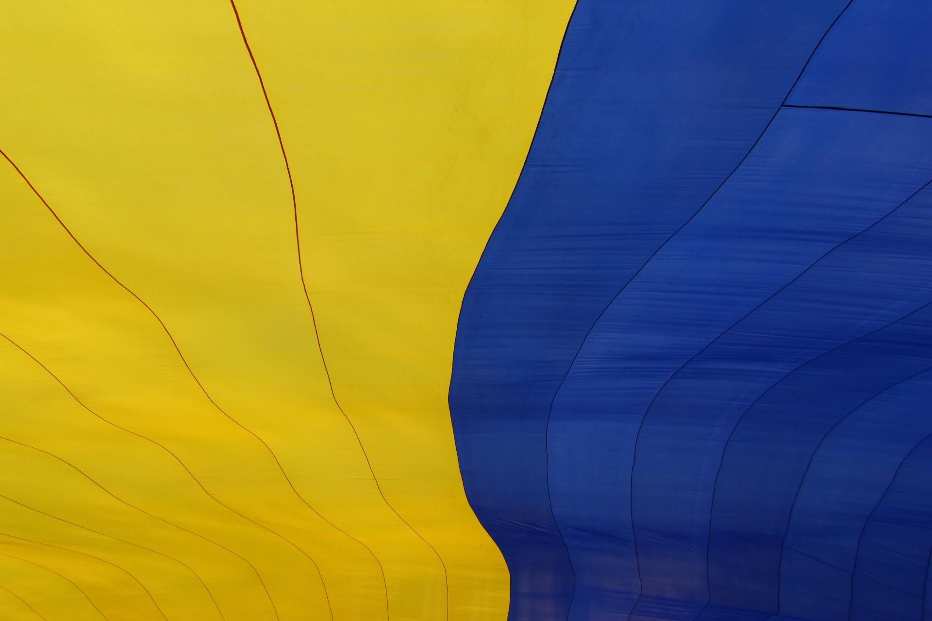 Священный оберег и символ единства: Порошенко из Днепра поздравил украинцев с Днем флага
