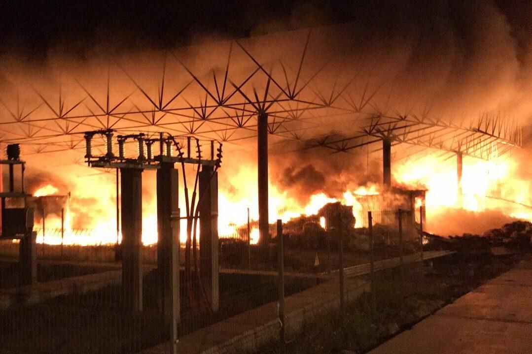 Под Харьковом крупный пожар на заводе по переработке пластика: фото и видео