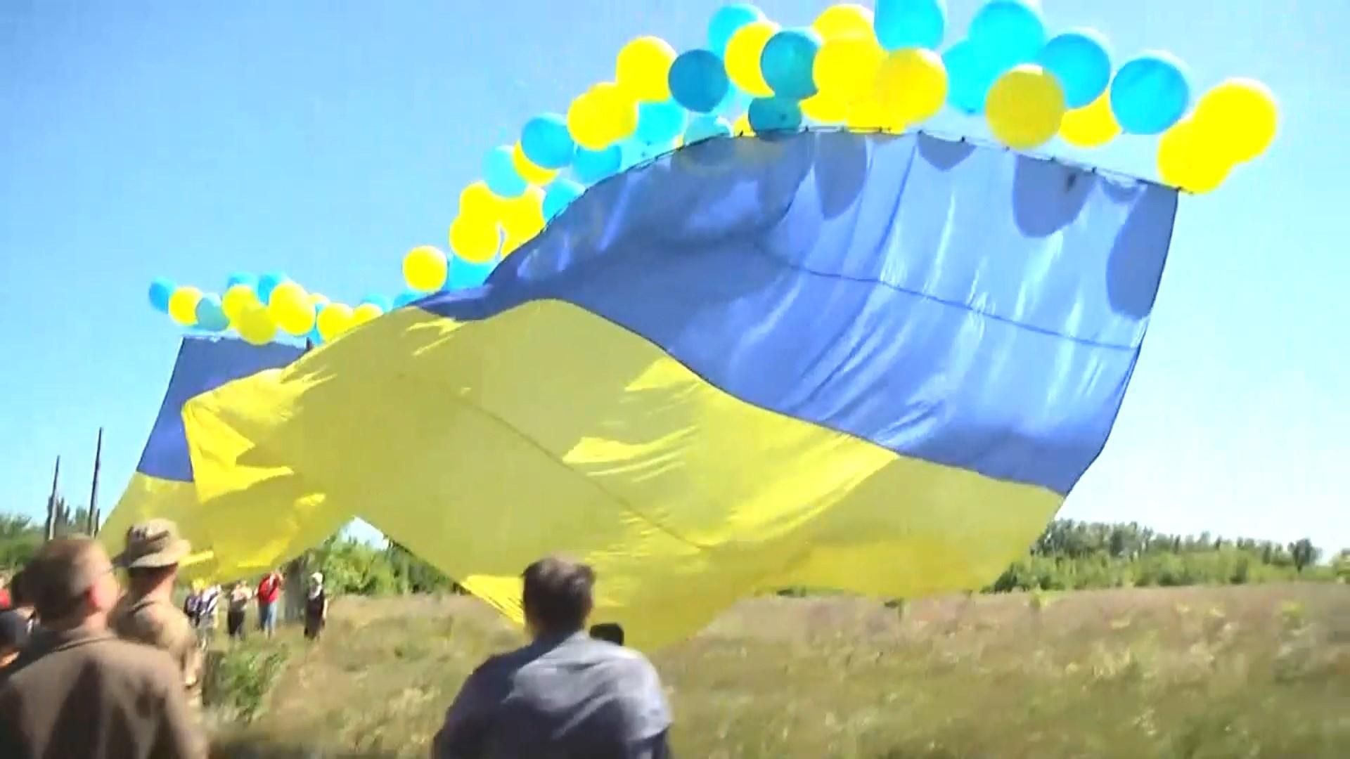 Військові запустили величезний український прапор із Авдіївки в окуповану Горлівку: фото і відео