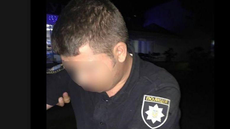 Зупиняв автомобілі та вимагав гроші: на Миколаївщині затримали афериста у формі Зупиняв автомобілі та вимагав гроші: на Миколаївщині затримали афериста у формі
