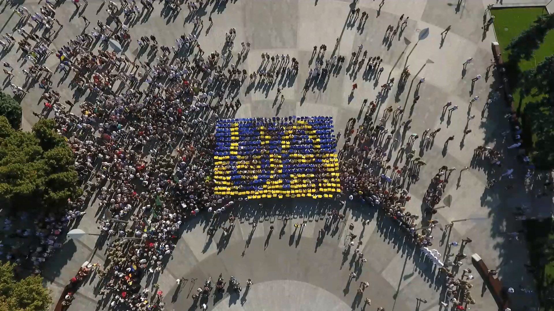 День флага 2018: как украинцы оригинально отмечают праздник – смотрите фото День флага 2018: как украинцы оригинально отмечают праздник – смотрите фото