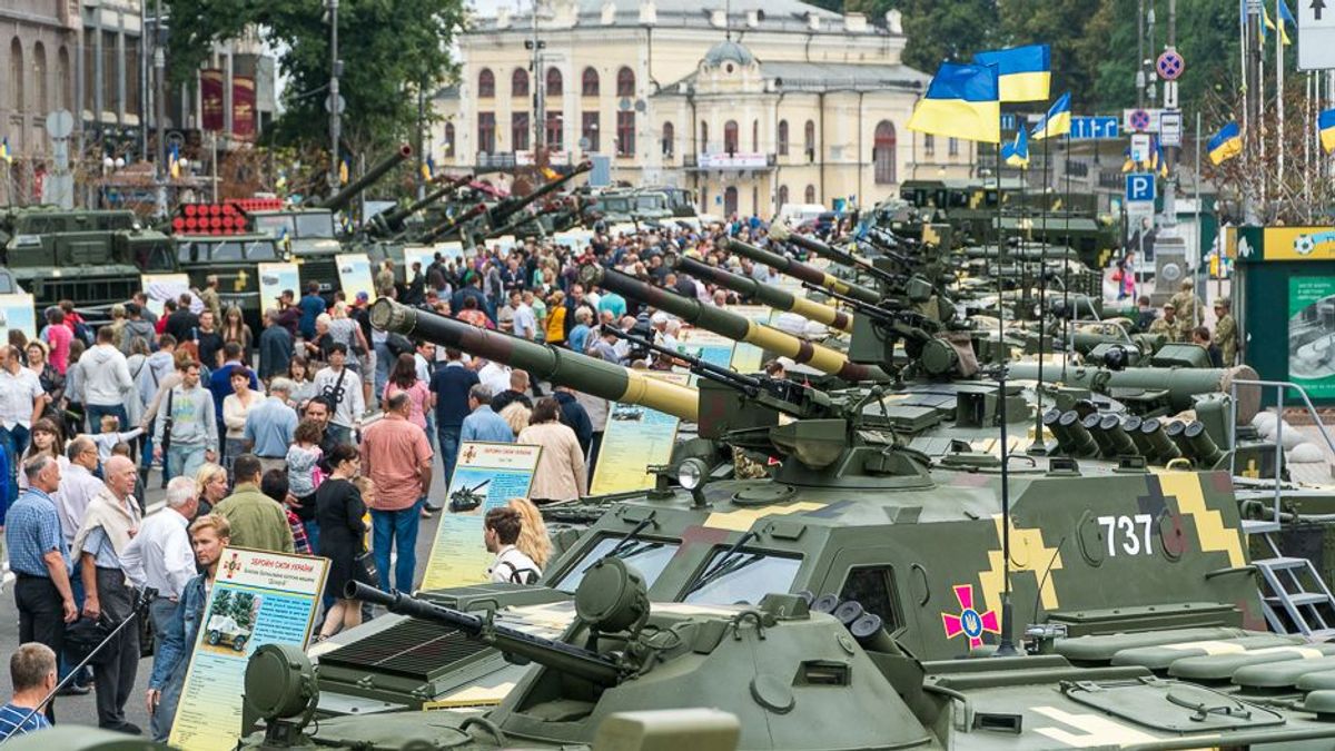 У Києві відкрили виставку сучасного озброєння: поки виступав Порошенко, нікого не пускали