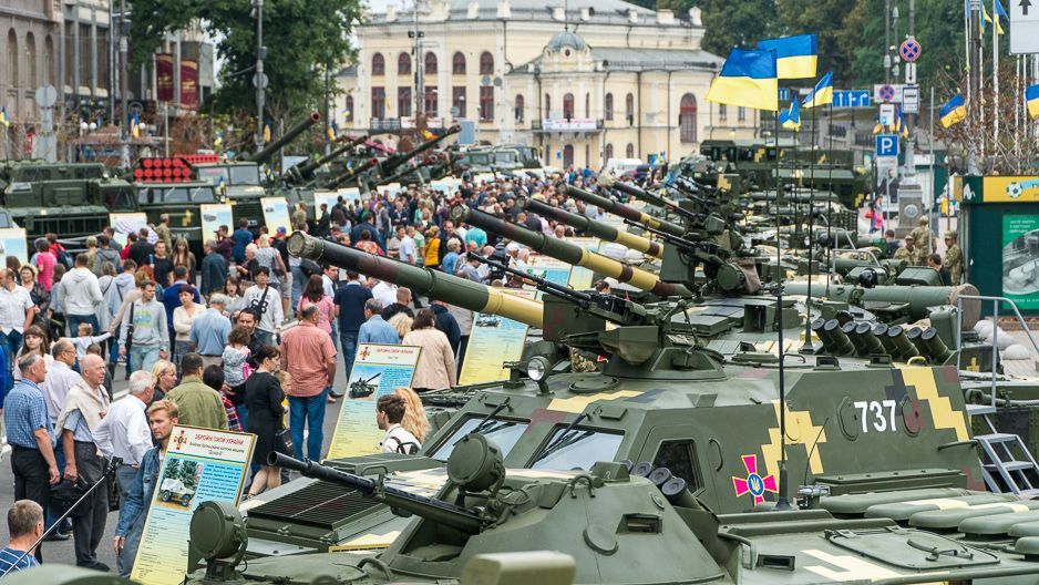 В Киеве открыли выставку современного вооружения: пока выступал Порошенко, никого не пускали