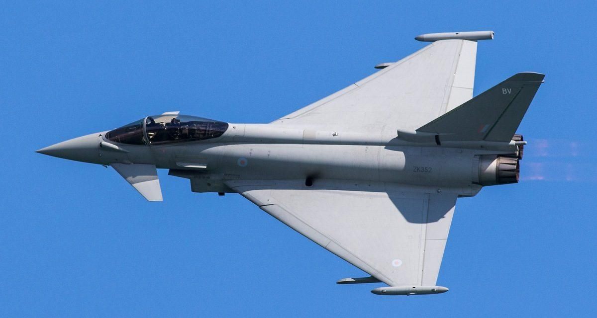 Британские истребители перехватили военные самолеты РФ над Черным морем Британские истребители перехватили военные самолеты РФ над Черным морем