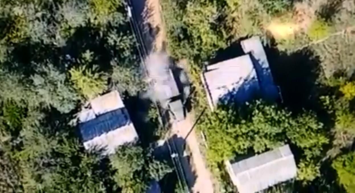 Бойцы ВСУ точным ударом уничтожили технику оккупантов: яркое видео