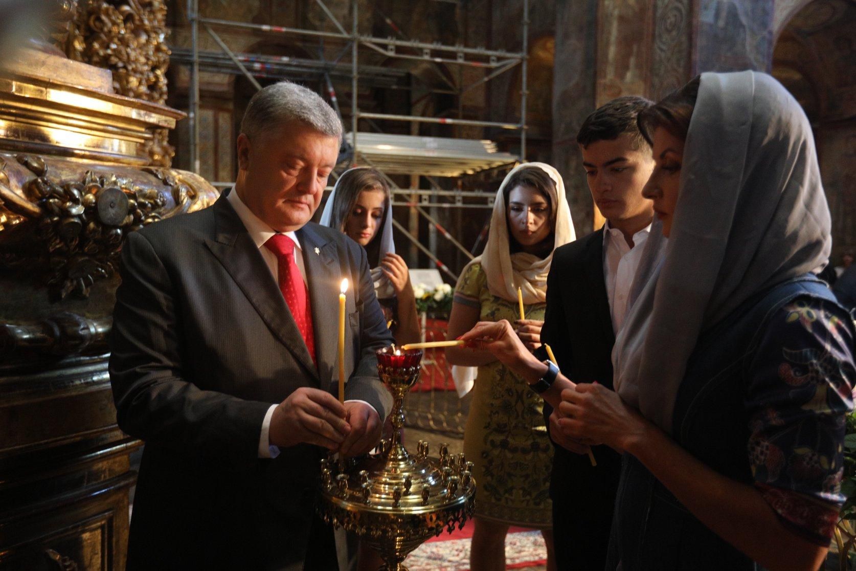Перед парадом Порошенко с семьей молились за Украину