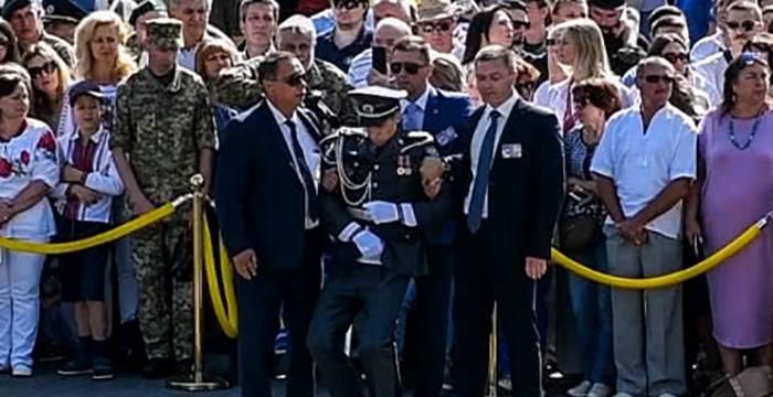 Солдат потерял сознание перед Порошенко во время парада ко Дню Независимости: видео