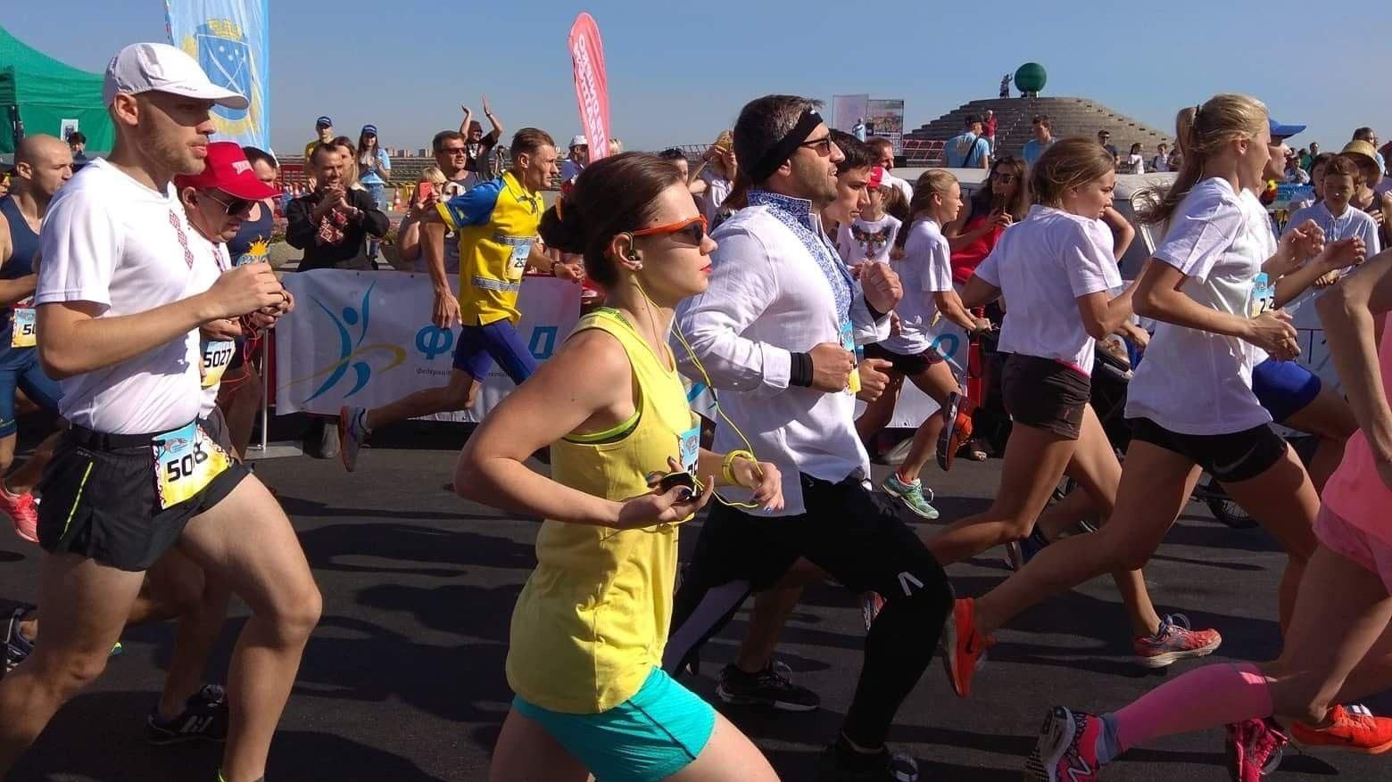 Забіг у вишиванках: День Незалежності у Дніпрі відсвяткували по-спортивному Забіг у вишиванках: День Незалежності у Дніпрі відсвяткували по-спортивному