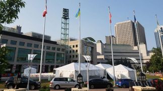 Украинский флаг подняли над мэрией Оттавы