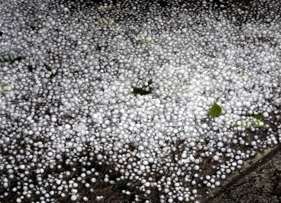 Обильный град выпал в Яремче: впечатляющие фото и видео Обильный град выпал в Яремче: впечатляющие фото и видео