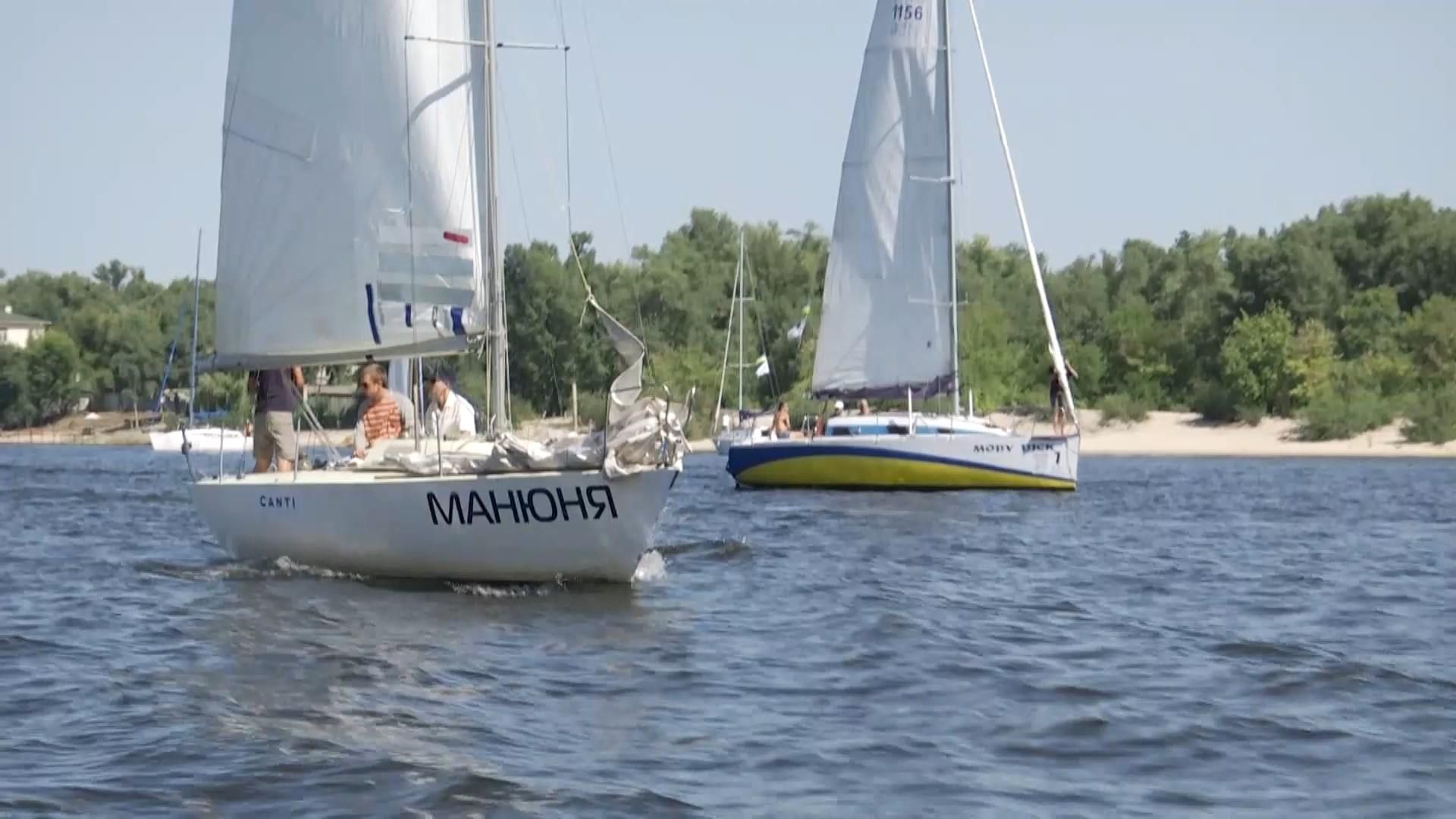 Киевские яхтсмены посвятили соревнования на Днепре Дню Независимости