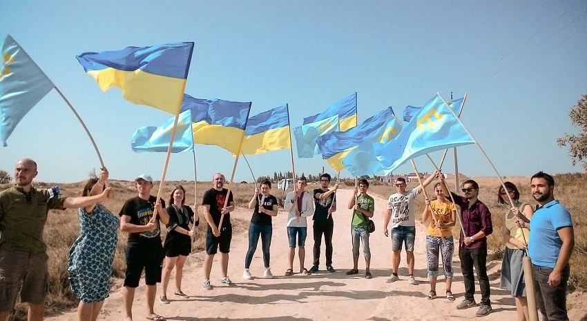 В День Независимости Украины на админгранице с оккупированным Крымом провели трогательную акцию