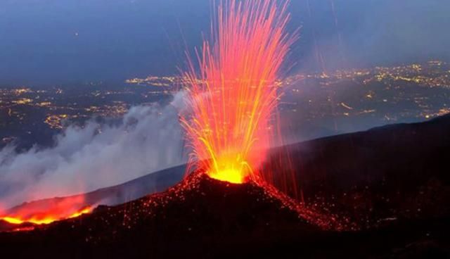Найбільший вулкан Європи почав виверження в Італії: вражаючі фото та відео