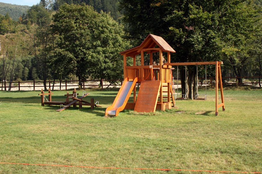 В Киеве на детской площадке обнаружили опасную находку: фото