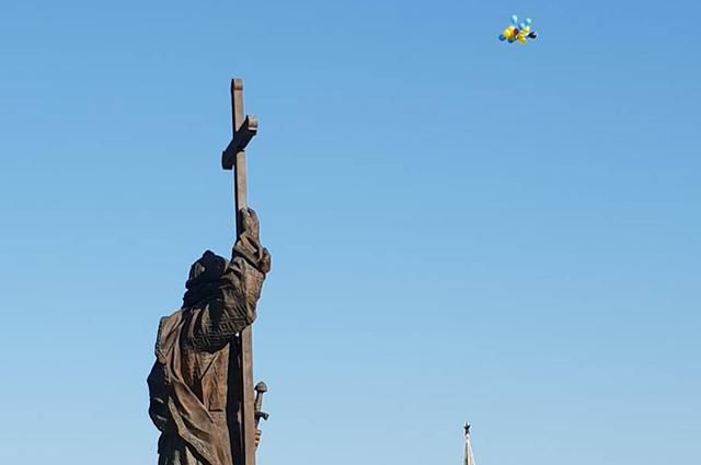 Над Кремлем появились цвета украинского флага: фотодоказательство