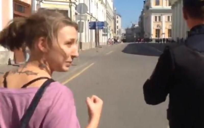 У Росії з плакатом Сенцова затримали активістку, яка є онукою відомої поетеси