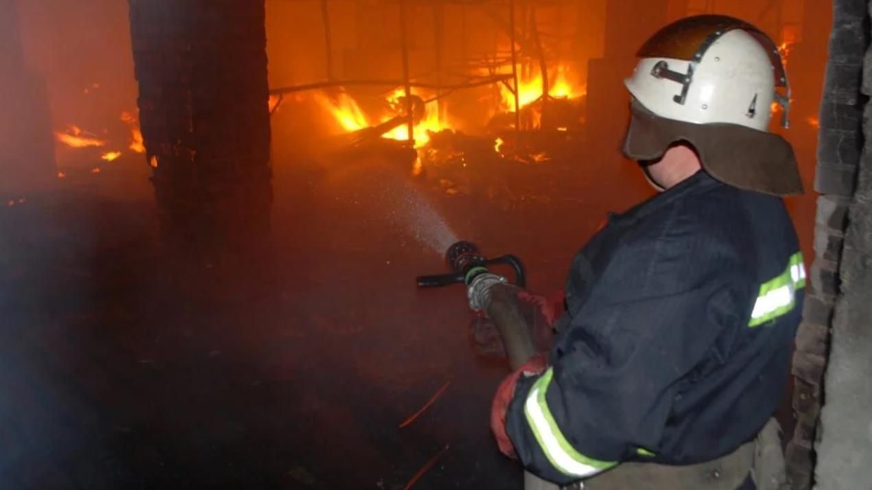 Ночью сгорели полтора тысячи квадратных метров складов во Львове: видео