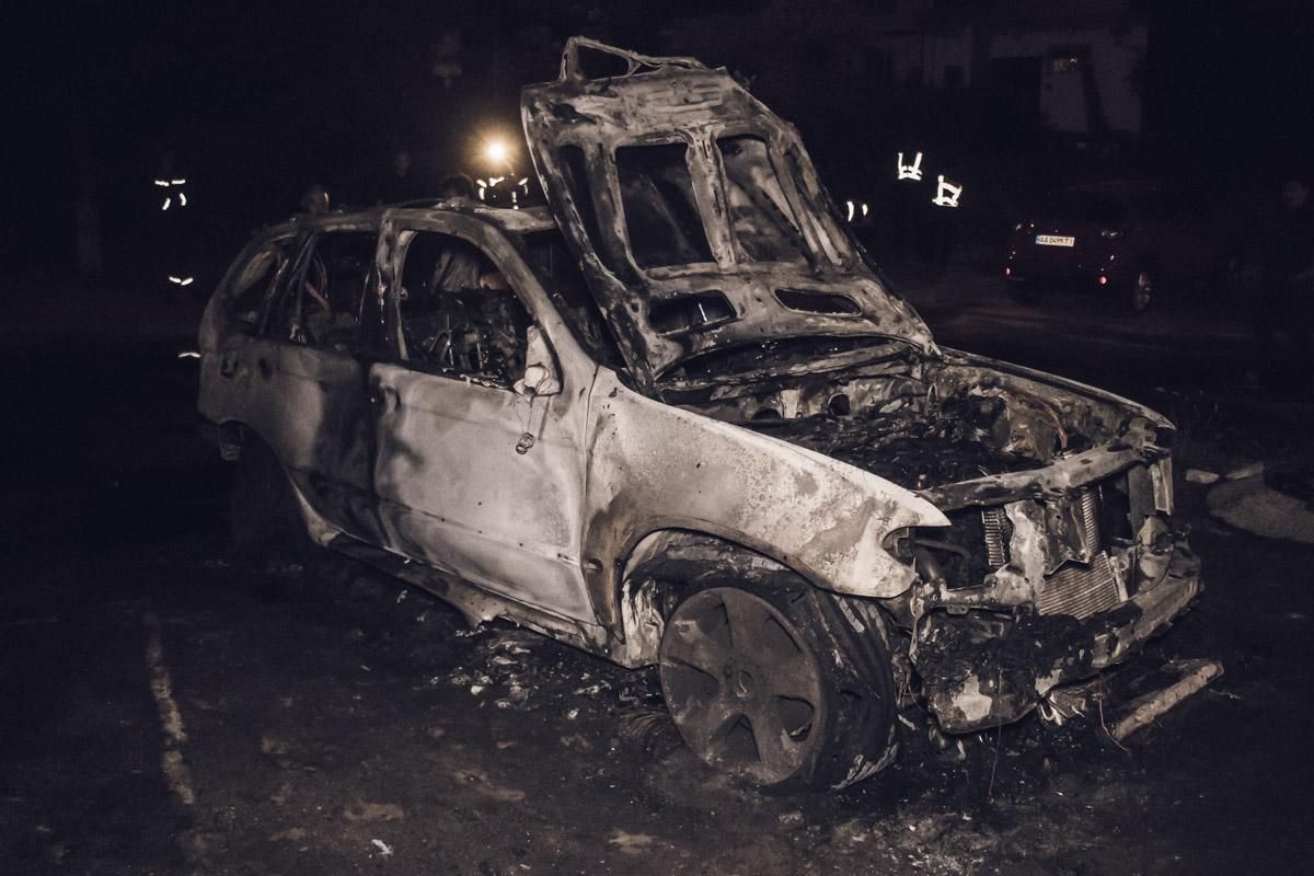 У Києві в BMW X5 на єврономерах кинули "коктейль Молотова": машина згоріла дотла