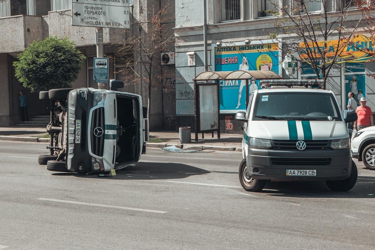 В Києві внаслідок аварії перекинувся інкасаторський бус: відео з місця ДТП