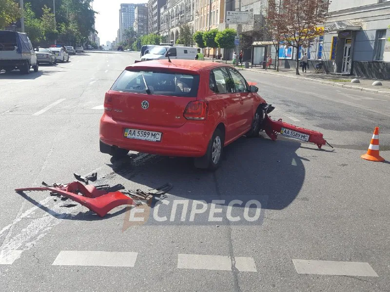 Volkswagen Polo від удару розвернуло Volkswagen Polo від удару розвернуло