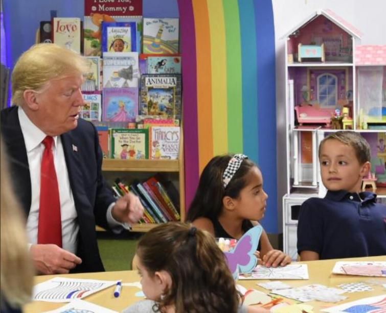 "Соединенные Штаты Нидерландов": Трамп оконфузился на глазах у детей "Соединенные Штаты Нидерландов": Трамп оконфузился на глазах у детей