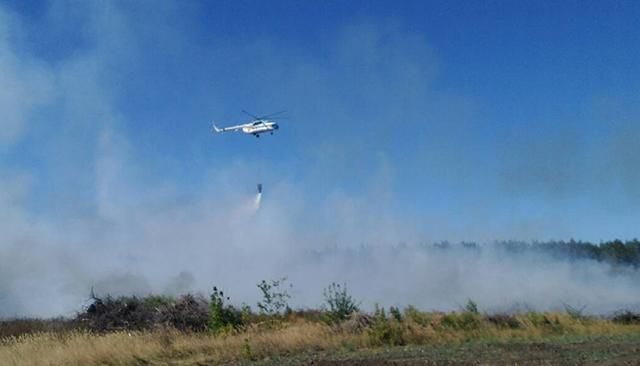 Пожар вспыхнул на свалке под Балаклеей: к тушению привлекли вертолет